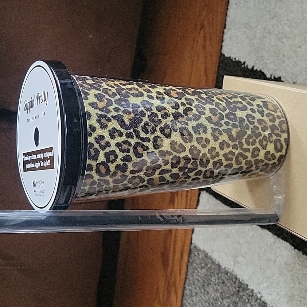 NEW Mugsby 20oz Tumbler with Straw